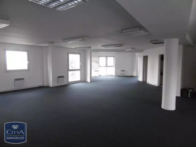 Illustration pour Local Commercial 309m² Photo Local Commercial 309m²