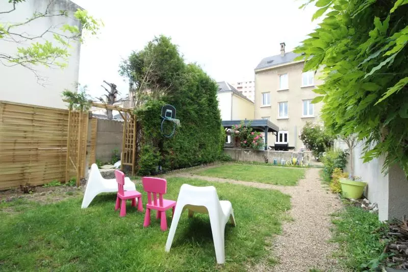 Illustration pour Maison 7 pièces 200m² Photo Maison 7 pièces 200m²