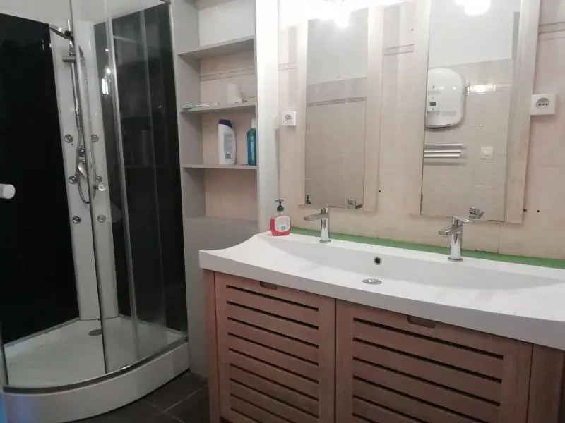 A LOUER NIMES EST - APPARTEMENT T3 MEUBLE - CLIMATISATION - CAVE
