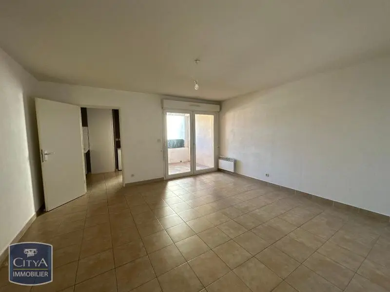 LOCATION - MILHAUD - APPARTEMENT NON MEUBLE - 2 PIECES - TERRASSE - PARKING