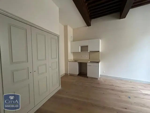 LOCATION - NIMES - T2 - CENTRE ECUSSON - APPARTEMENT ENTIEREMENT RENOVEE