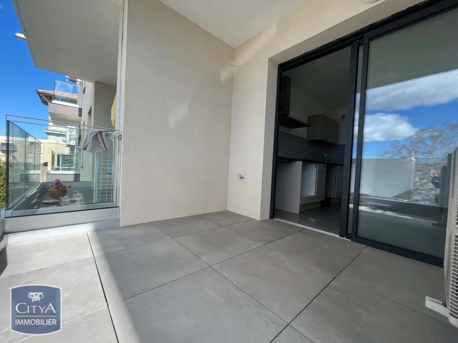 LOCATION P2 NIMES RESIDENCE SECURISEE PARKING TERRASSE CLIMATISATION PROCHE CENTRE VILLE ET ACCES GRANDS AXES ROUTIERS