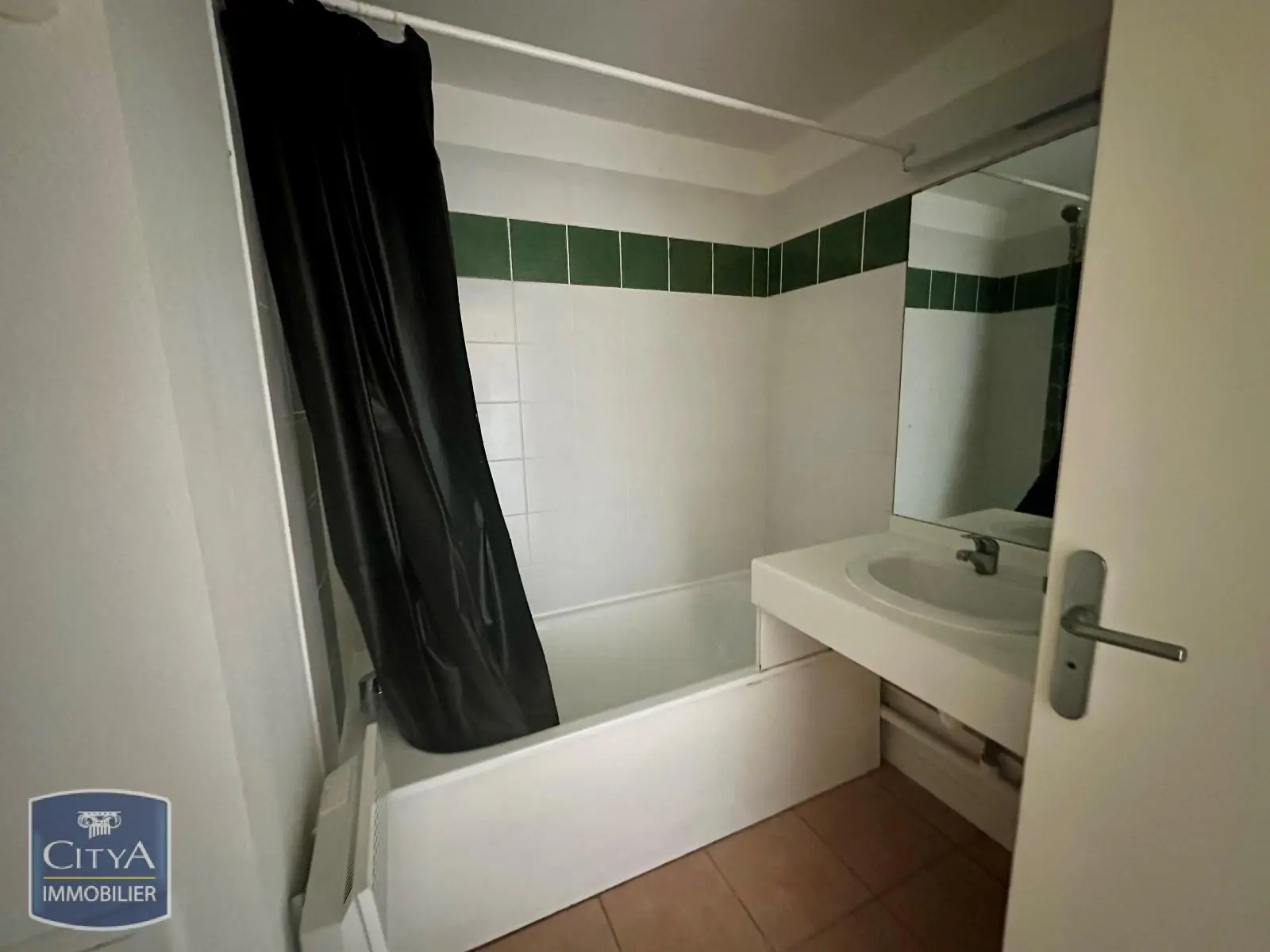 LOCATION STUDIO MEUBLE NIMES -LES JARDINS DE PASTEUR- RESIDENCE AVEC GARDIEN - PARKING - ASCENSEUR - LAVERIE - PROCHE ECOLES SUPERIEURE DU SITE EERIE