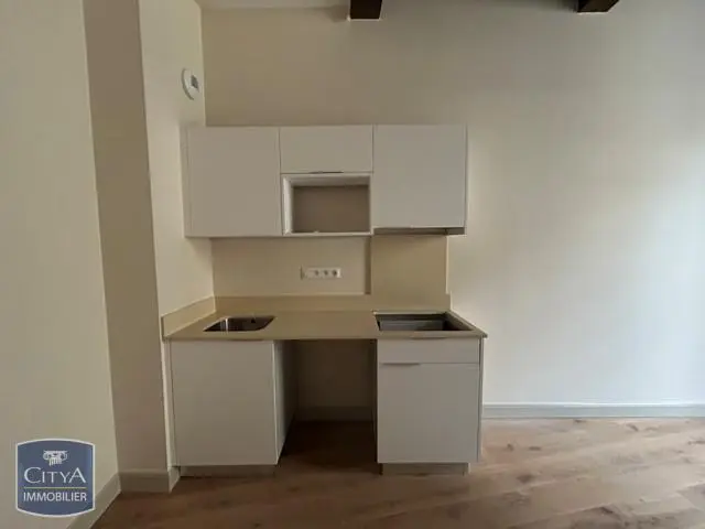 LOCATION - NIMES - T2 - CENTRE ECUSSON - APPARTEMENT ENTIEREMENT RENOVEE
