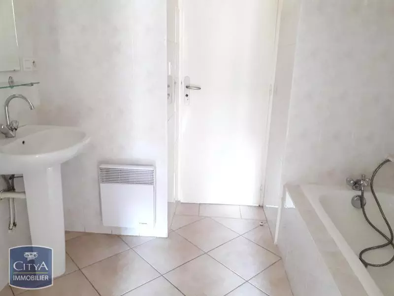 a louer nimes location t4 centre ville 3 chambres placards terrasse lumineux cuisine séparée baignoire parking