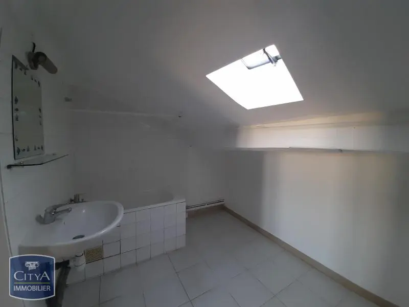 À LOUER - T1- NIMES - CENTRE VILLE - PROCHE JEAN JAURES