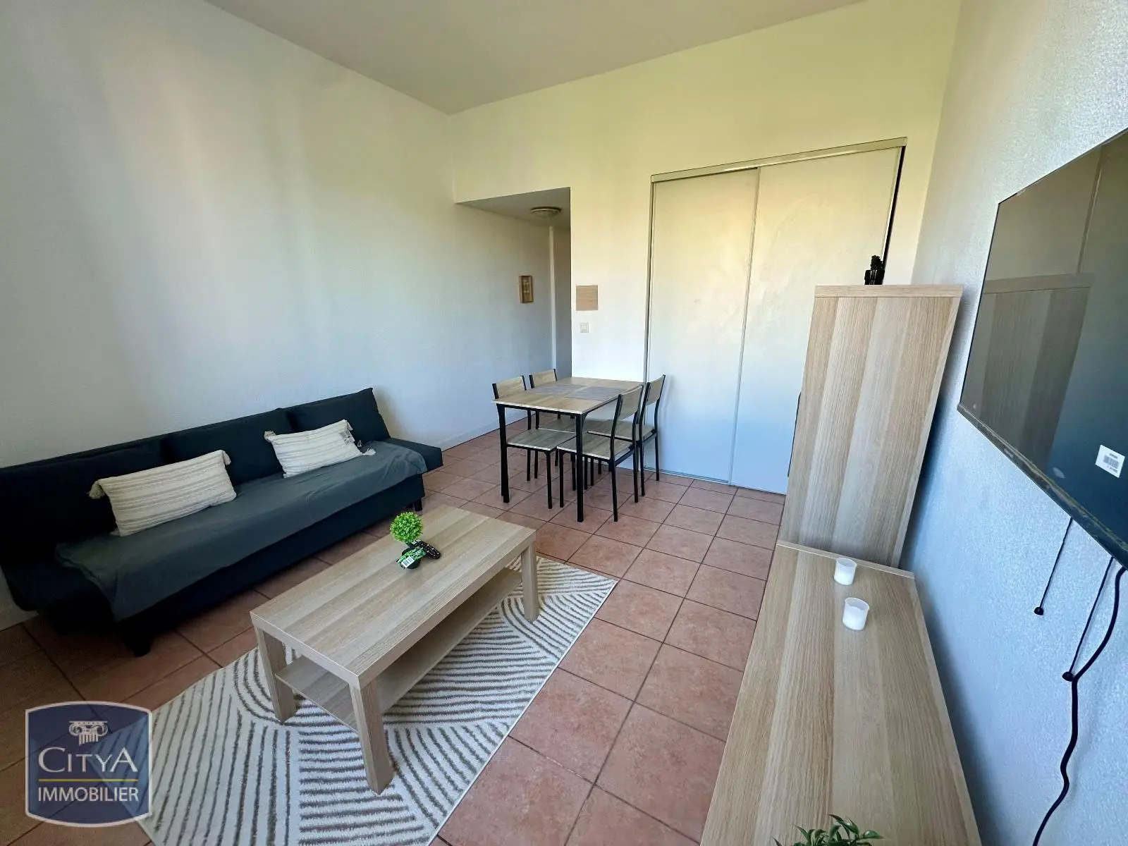 LOCATION STUDIO MEUBLE NIMES -LES JARDINS DE PASTEUR- RESIDENCE AVEC GARDIEN - PARKING - ASCENSEUR - LAVERIE - PROCHE ECOLES SUPERIEURE DU SITE EERIE