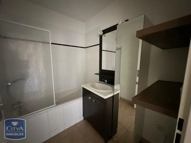 LOCATION - MILHAUD - APPARTEMENT NON MEUBLE - 2 PIECES - TERRASSE - PARKING
