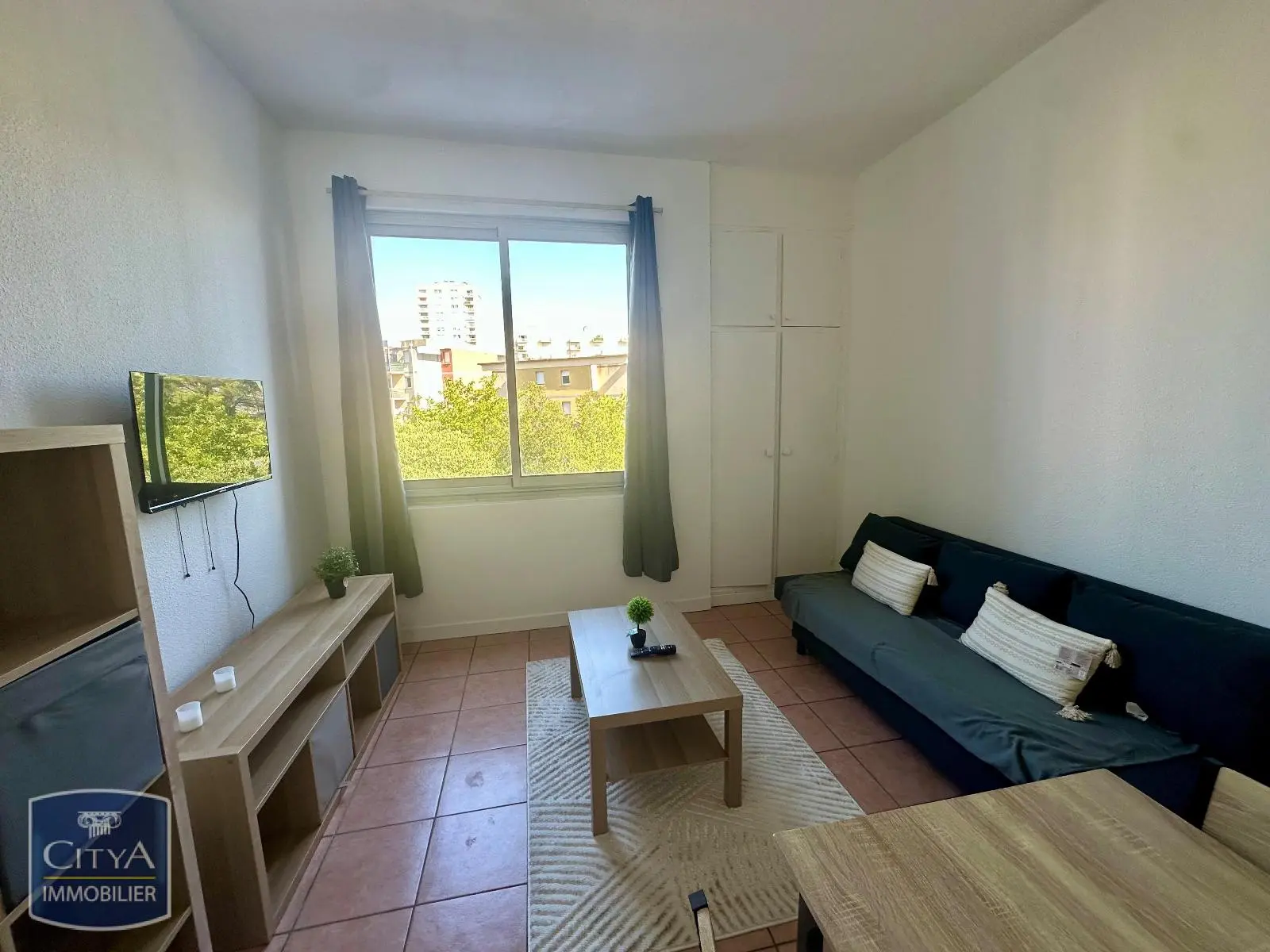 LOCATION STUDIO MEUBLE NIMES -LES JARDINS DE PASTEUR- RESIDENCE AVEC GARDIEN - PARKING - ASCENSEUR - LAVERIE - PROCHE ECOLES SUPERIEURE DU SITE EERIE