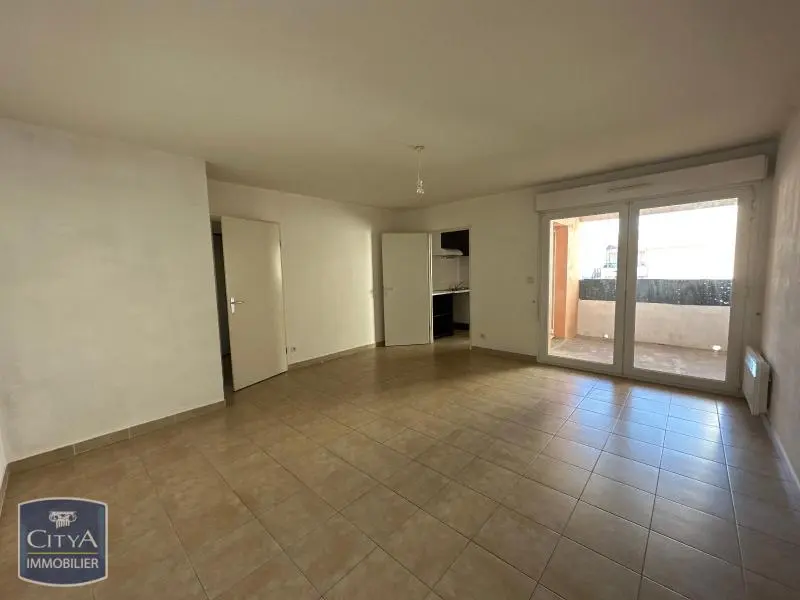 LOCATION - MILHAUD - APPARTEMENT NON MEUBLE - 2 PIECES - TERRASSE - PARKING