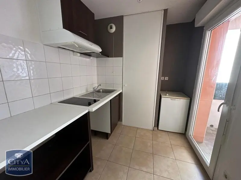 LOCATION - MILHAUD - APPARTEMENT NON MEUBLE - 2 PIECES - TERRASSE - PARKING