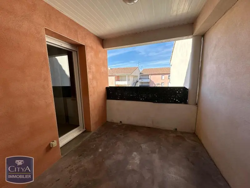 LOCATION - MILHAUD - APPARTEMENT NON MEUBLE - 2 PIECES - TERRASSE - PARKING