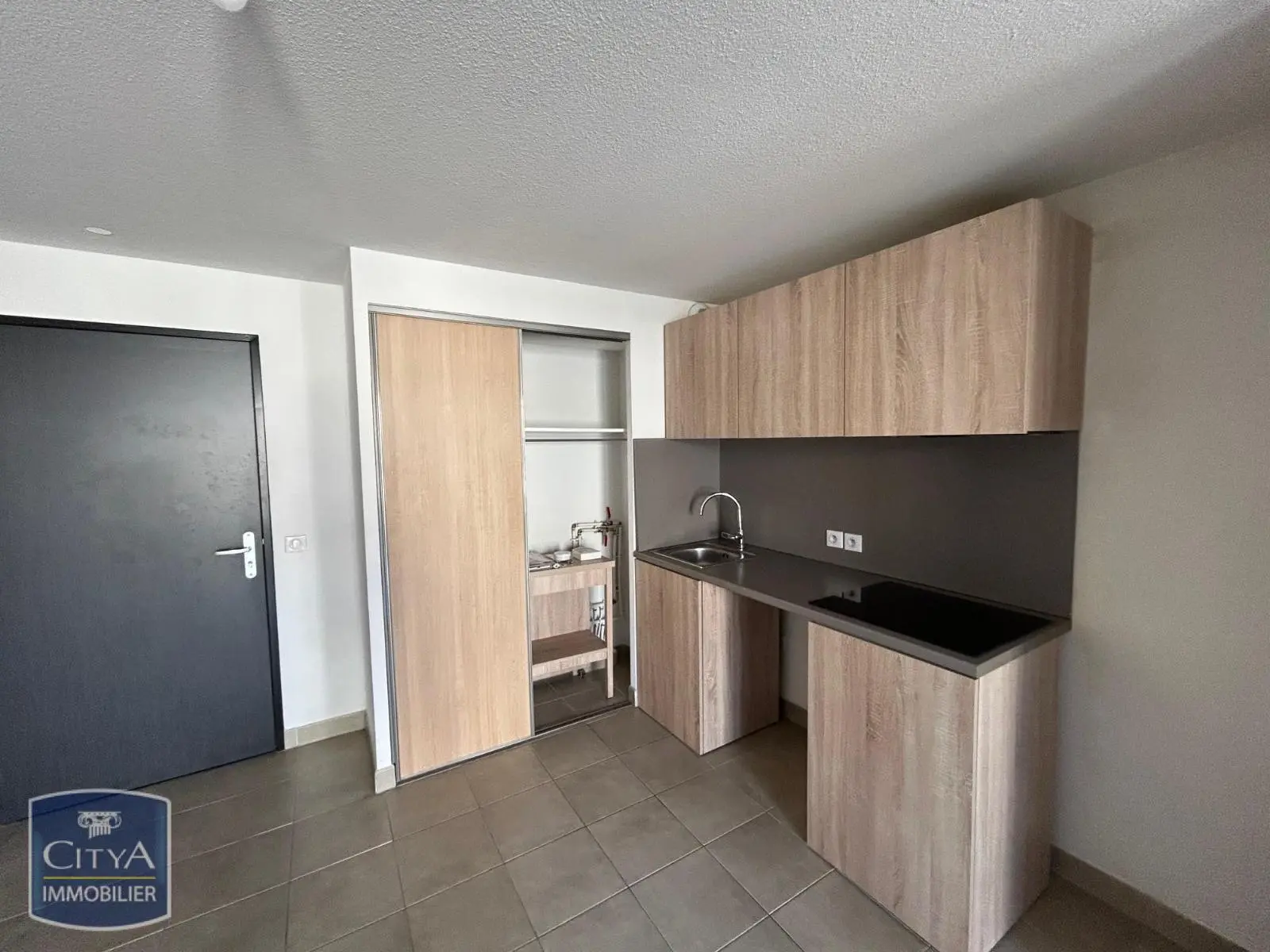 LOCATION - NIMES - T3 - CAPOUCHINE - PARKING - TERRASSE