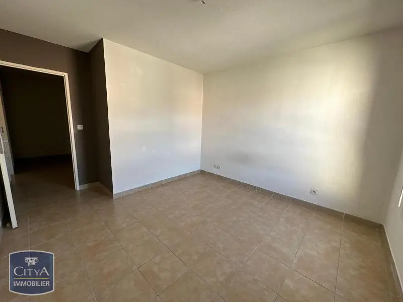 LOCATION - MILHAUD - APPARTEMENT NON MEUBLE - 2 PIECES - TERRASSE - PARKING