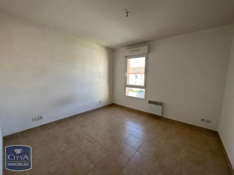LOCATION - MILHAUD - APPARTEMENT NON MEUBLE - 2 PIECES - TERRASSE - PARKING