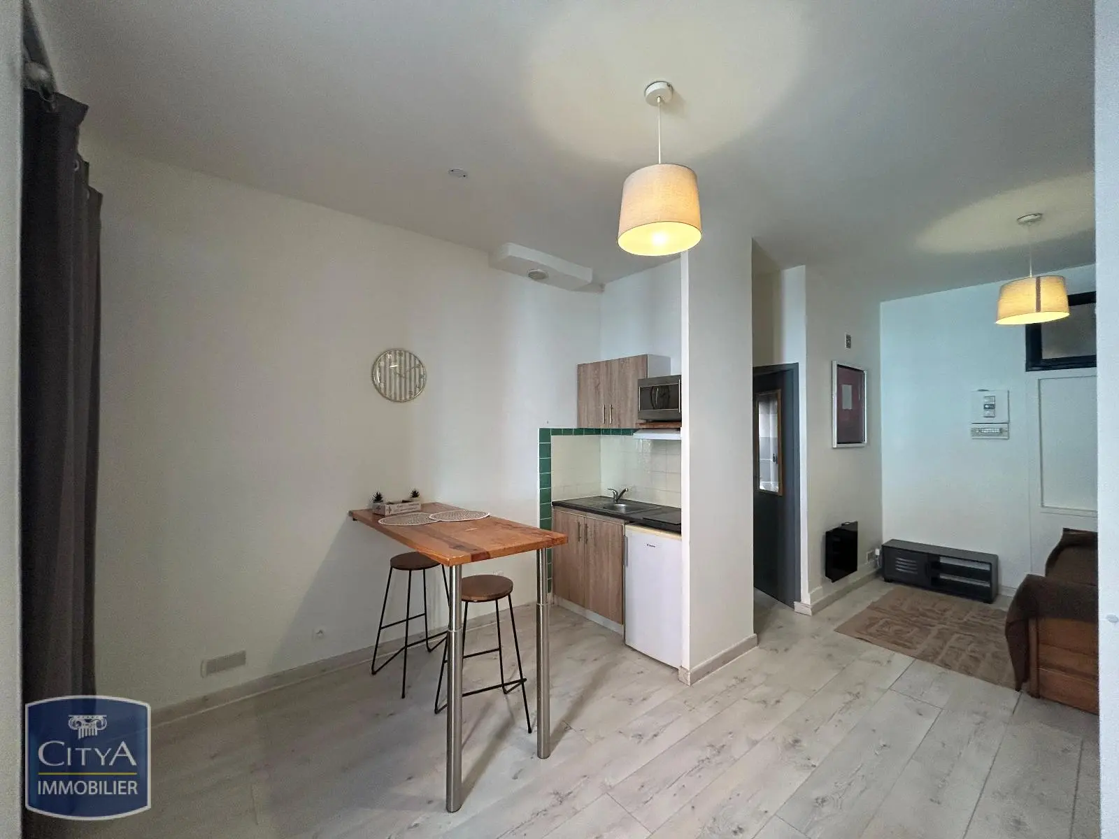 LOCATION - NIMES - STUDIO MEUBLE - PROCHE CENTRE ECUSSON