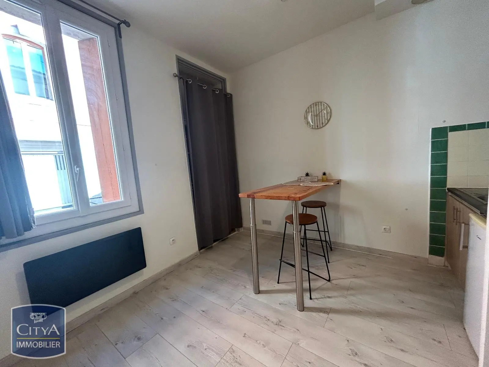 LOCATION - NIMES - STUDIO MEUBLE - PROCHE CENTRE ECUSSON