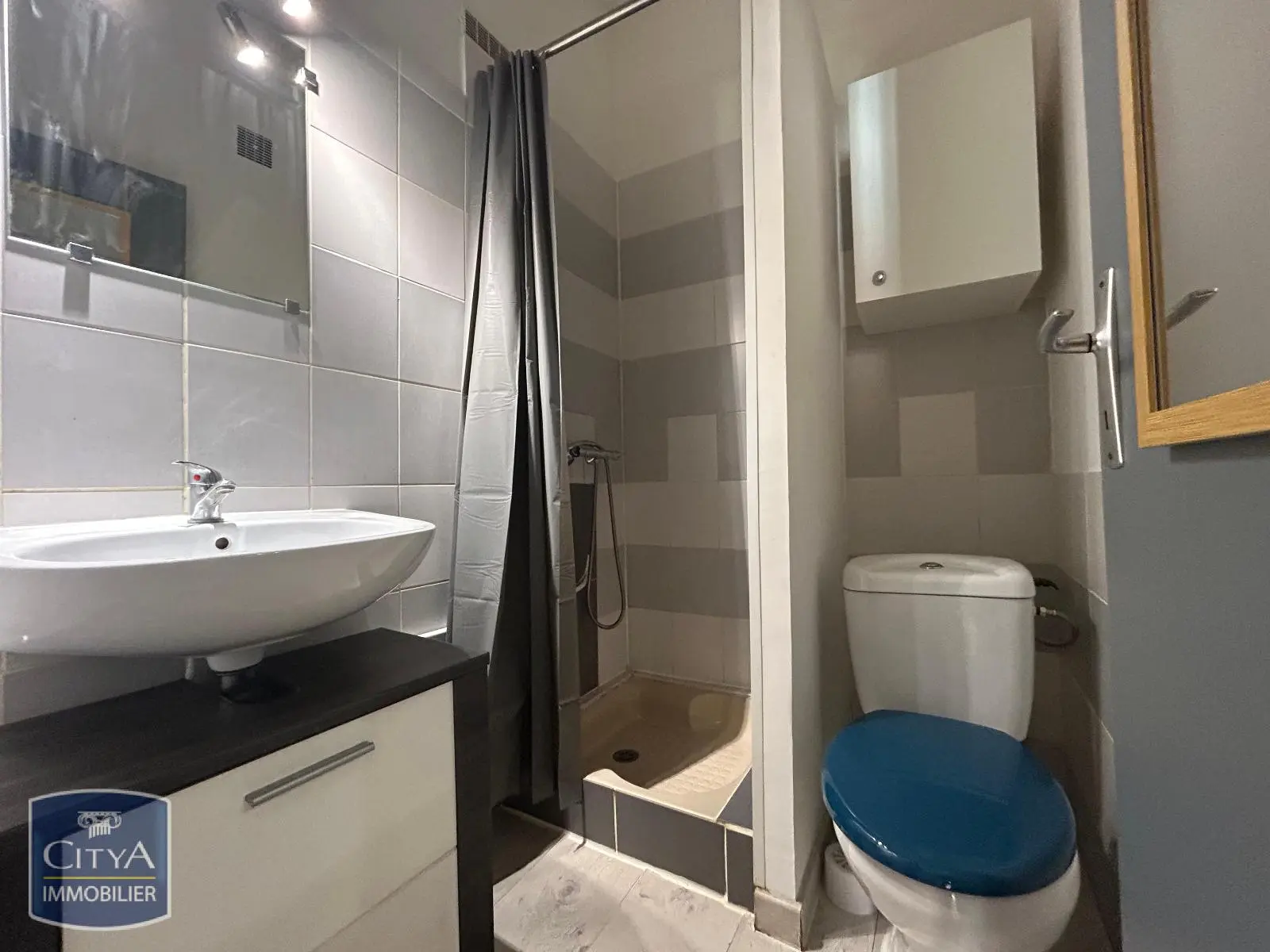 LOCATION - NIMES - STUDIO MEUBLE - PROCHE CENTRE ECUSSON