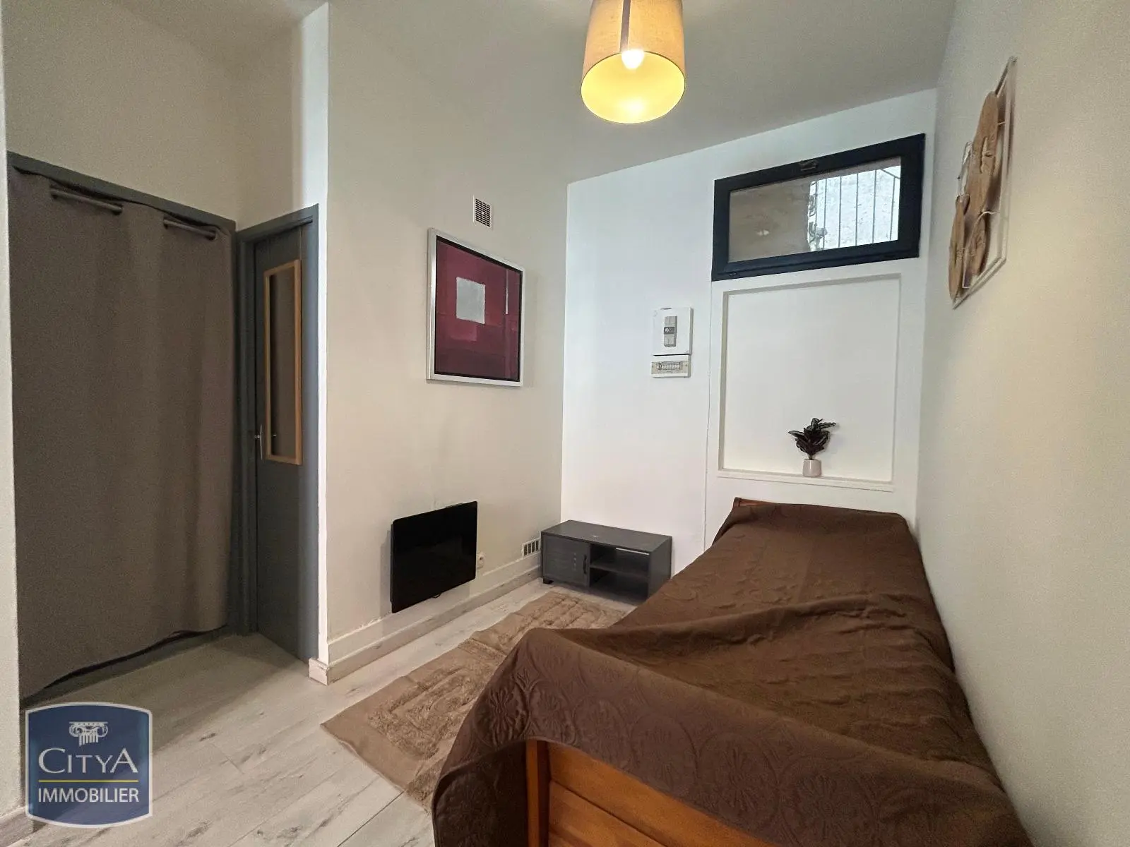 LOCATION - NIMES - STUDIO MEUBLE - PROCHE CENTRE ECUSSON