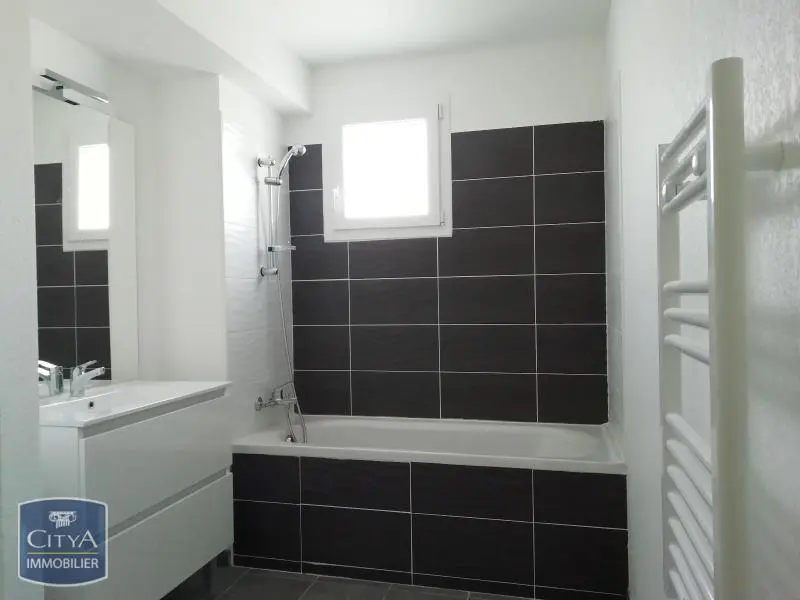 A LOUER - T3 - NIMES - RESIDENCE RECENTE - ETOILE HOCHE -  TERRASSE - PARKING - QUARTIER ROUTE D'UZES - PROCHE FACULTE HOCHE