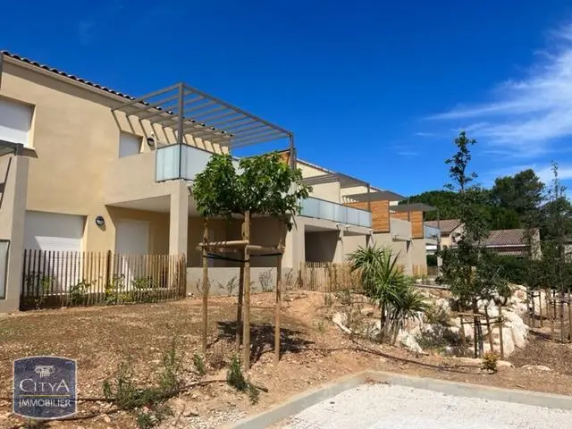 A LOUER T2 NIMES CLIMATISATION PARKING DANS UNE RESIDENCE CALME AVEC PISCINE