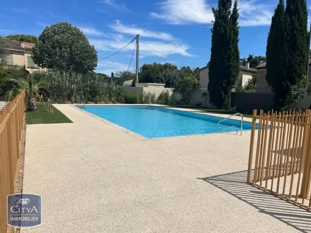 A LOUER T2 NIMES CLIMATISATION PARKING DANS UNE RESIDENCE CALME AVEC PISCINE