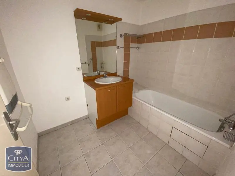 A LOUER - NIMES - APPARTEMENT 2 PIECES - TERRASSE - CLIMATISATION - VILLE ACTIVE - CAPOUCHINE