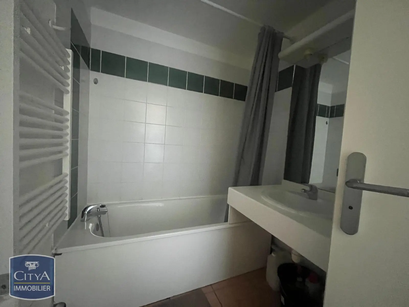 LOCATION STUDIO MEUBLE NIMES -LES JARDINS DE PASTEUR- RESIDENCE AVEC GARDIEN - PARKING - ASCENSEUR - PROCHE ECOLES SUPERIEURE EERIE