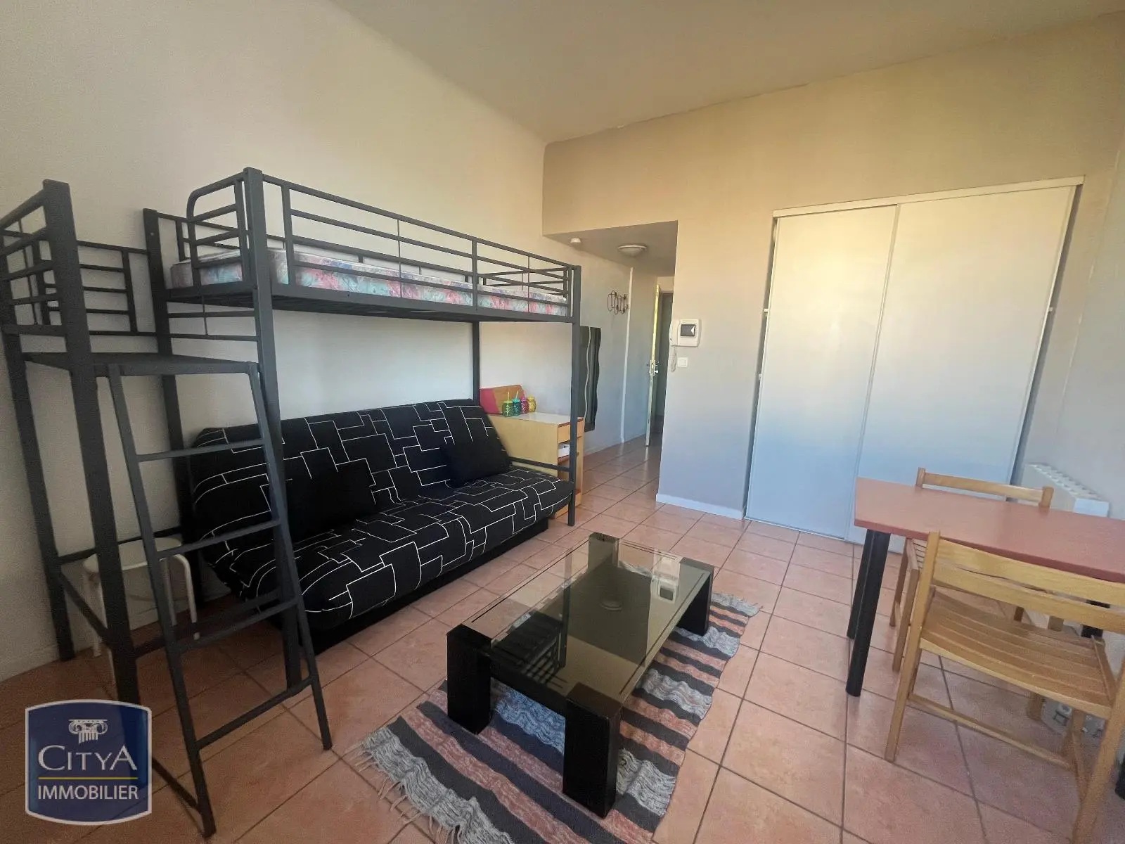 LOCATION STUDIO MEUBLE NIMES -LES JARDINS DE PASTEUR- RESIDENCE AVEC GARDIEN - PARKING - ASCENSEUR - PROCHE ECOLES SUPERIEURE EERIE