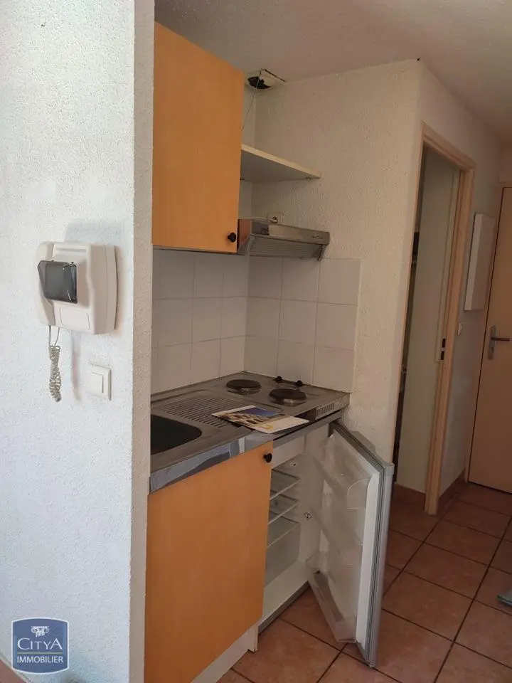 A LOUER-STUDIO- RESIDENCE- GARDIEN-PARKING-ASCENSEUR-LAVERIE-PROCHE TRAMBUS