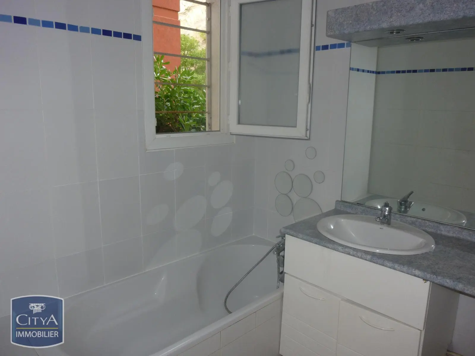 À LOUER - RESIDENCE - T2 - TERRASSE - JARDINET - PARKING - ROUTE D'UZES