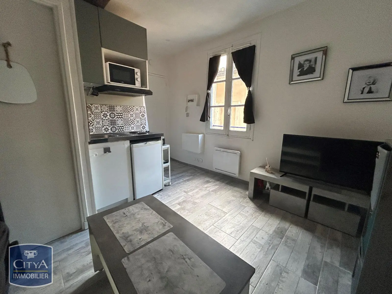 LOCATION NIMES - STUDIO MEUBLE RENOVE - QUARTIER HALLES - PROCHE FACULTE VAUBAN ET LYCEE DAUDET