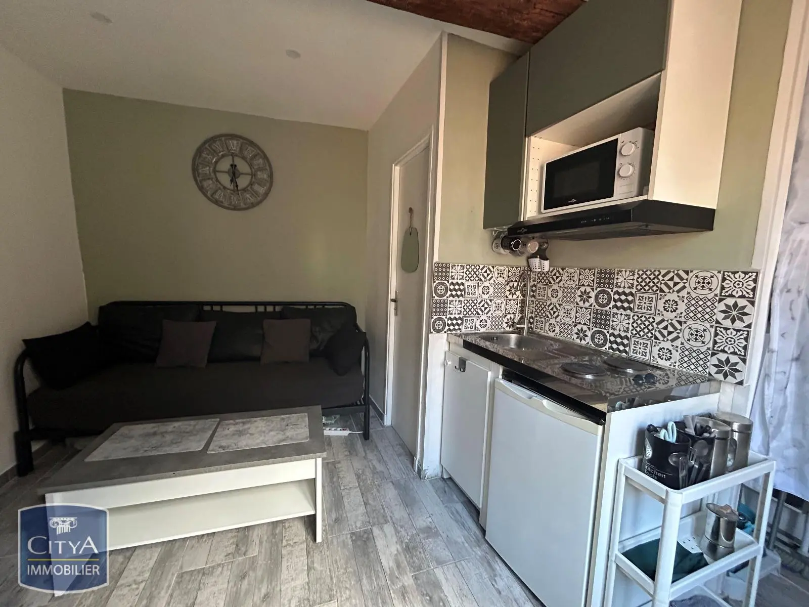 LOCATION NIMES - STUDIO MEUBLE RENOVE - QUARTIER HALLES - PROCHE FACULTE VAUBAN ET LYCEE DAUDET