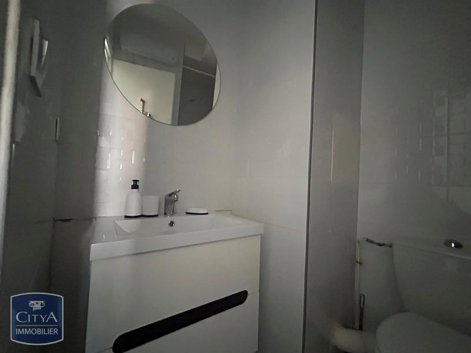 LOCATION NIMES - STUDIO MEUBLE RENOVE - QUARTIER HALLES - PROCHE FACULTE VAUBAN ET LYCEE DAUDET