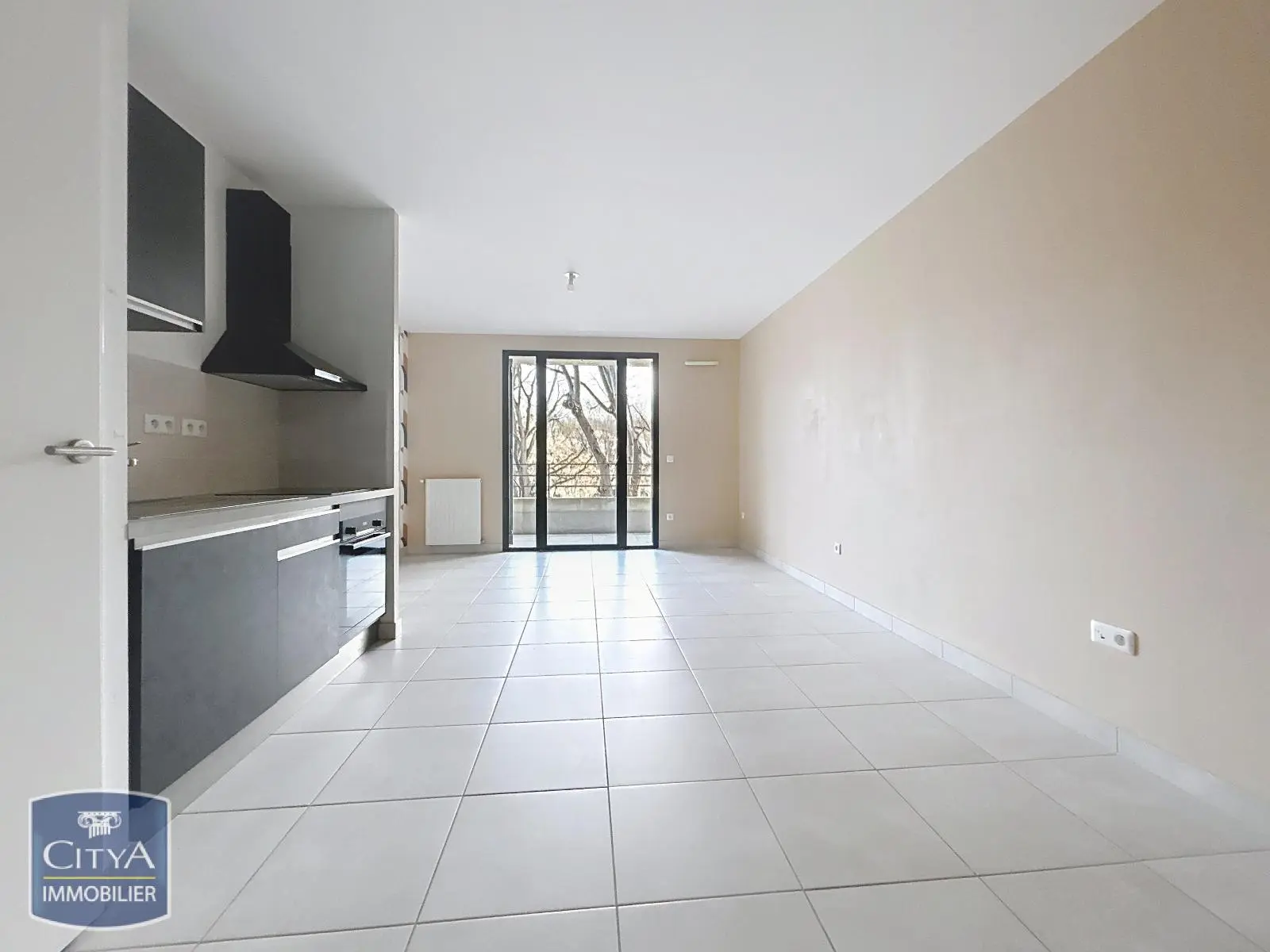 LOCATION - APPARTEMENT - 2 PIECES - NIMES - RESIDENCE - CENTRE-VILLE - TERRASSE