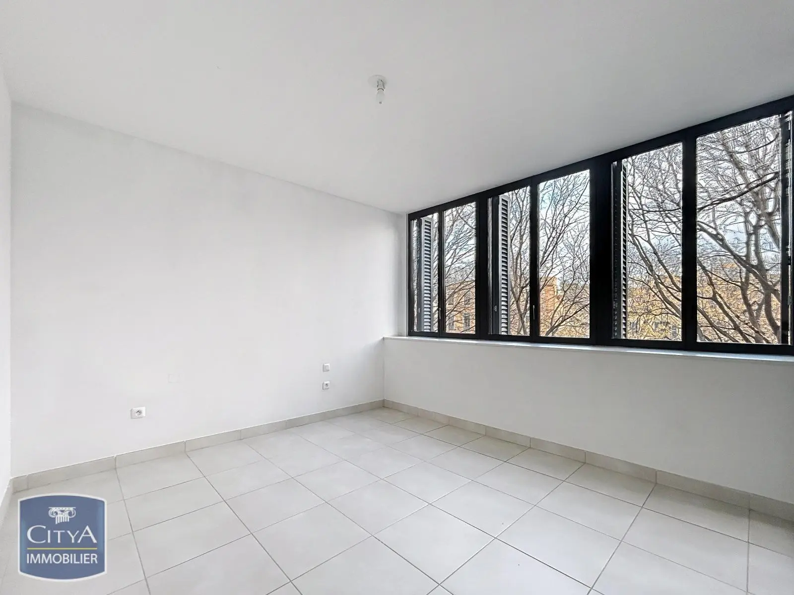 LOCATION - APPARTEMENT - 2 PIECES - NIMES - RESIDENCE - CENTRE-VILLE - TERRASSE