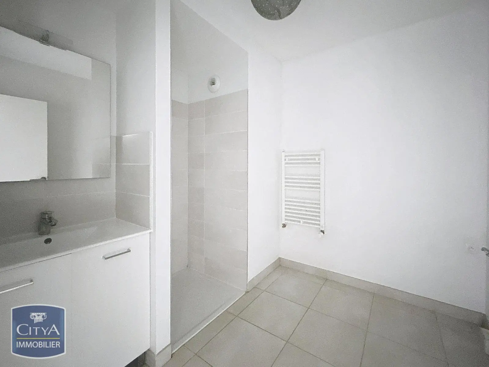 LOCATION - APPARTEMENT - 2 PIECES - NIMES - RESIDENCE - CENTRE-VILLE - TERRASSE