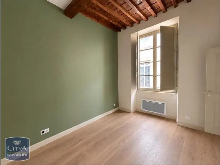 LOCATION - NIMES - T2 - CENTRE ECUSSON - APPARTEMENT ENTIEREMENT RENOVEE
