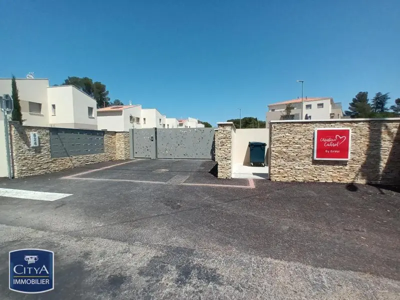 Photo 1 Parking