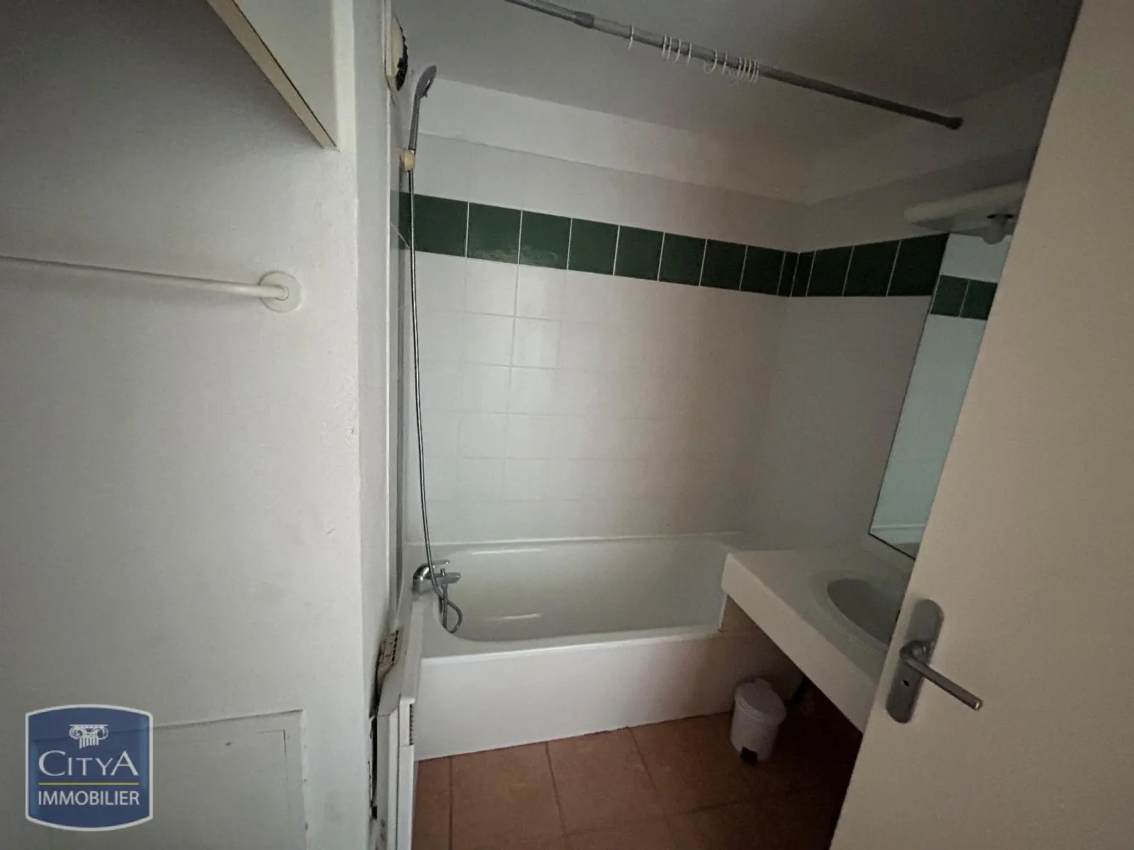 LOCATION STUDIO MEUBLE NIMES -LES JARDINS DE PASTEUR- RESIDENCE AVEC GARDIEN - PARKING - ASCENSEUR - LAVERIE - PROCHE ECOLES SUPERIEURE DU SITE EERIE