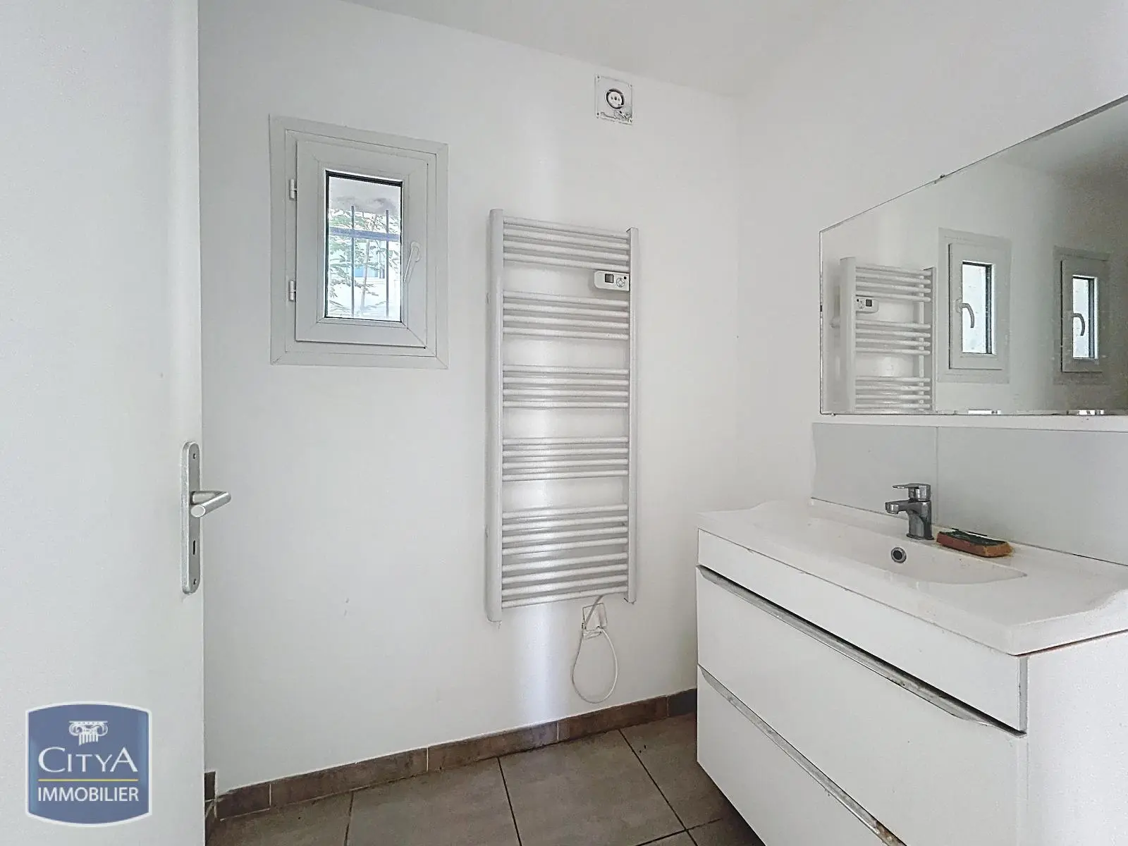 À LOUER - NIMES - APPARTEMENT - 3 PIECES - JARDIN - NON MEUBLE - 2 PLACES DE PARKING