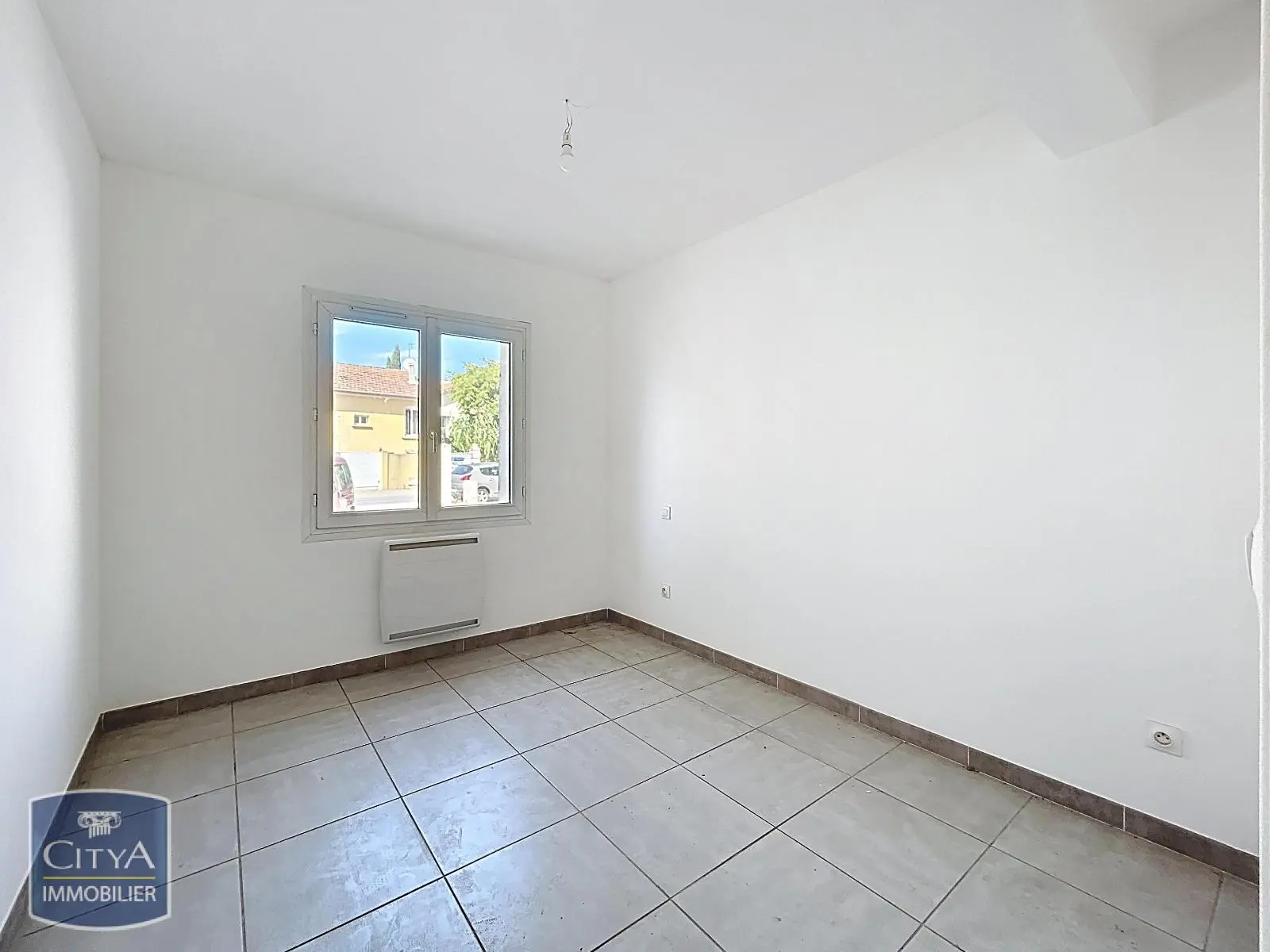À LOUER - NIMES - APPARTEMENT - 3 PIECES - JARDIN - NON MEUBLE - 2 PLACES DE PARKING