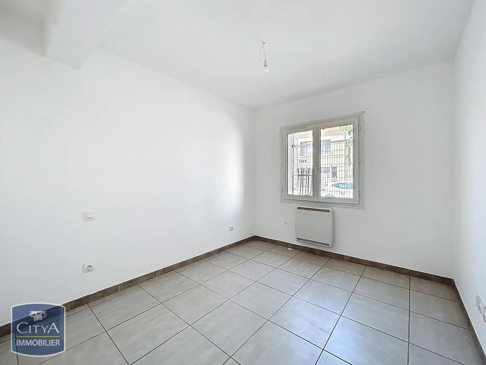 À LOUER - NIMES - APPARTEMENT - 3 PIECES - JARDIN - NON MEUBLE - 2 PLACES DE PARKING