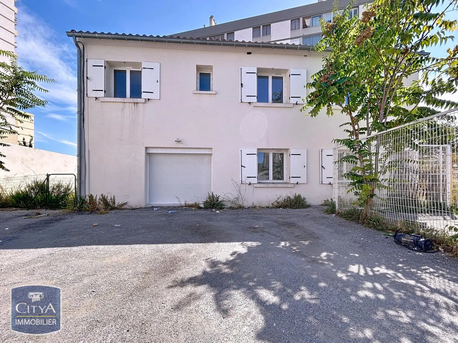 À LOUER - NIMES - APPARTEMENT - 3 PIECES - JARDIN - NON MEUBLE - 2 PLACES DE PARKING