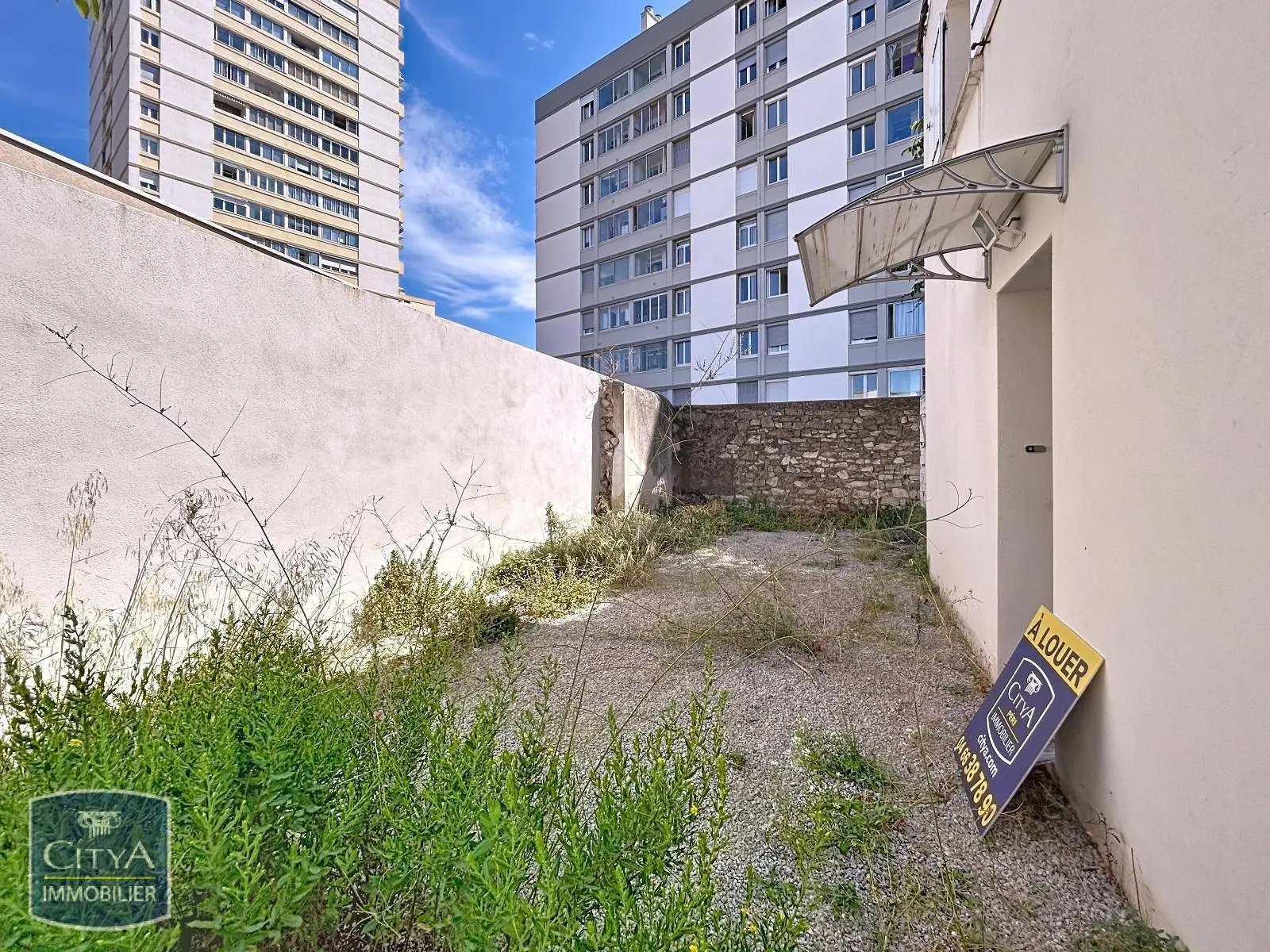 À LOUER - NIMES - APPARTEMENT - 3 PIECES - JARDIN - NON MEUBLE - 2 PLACES DE PARKING