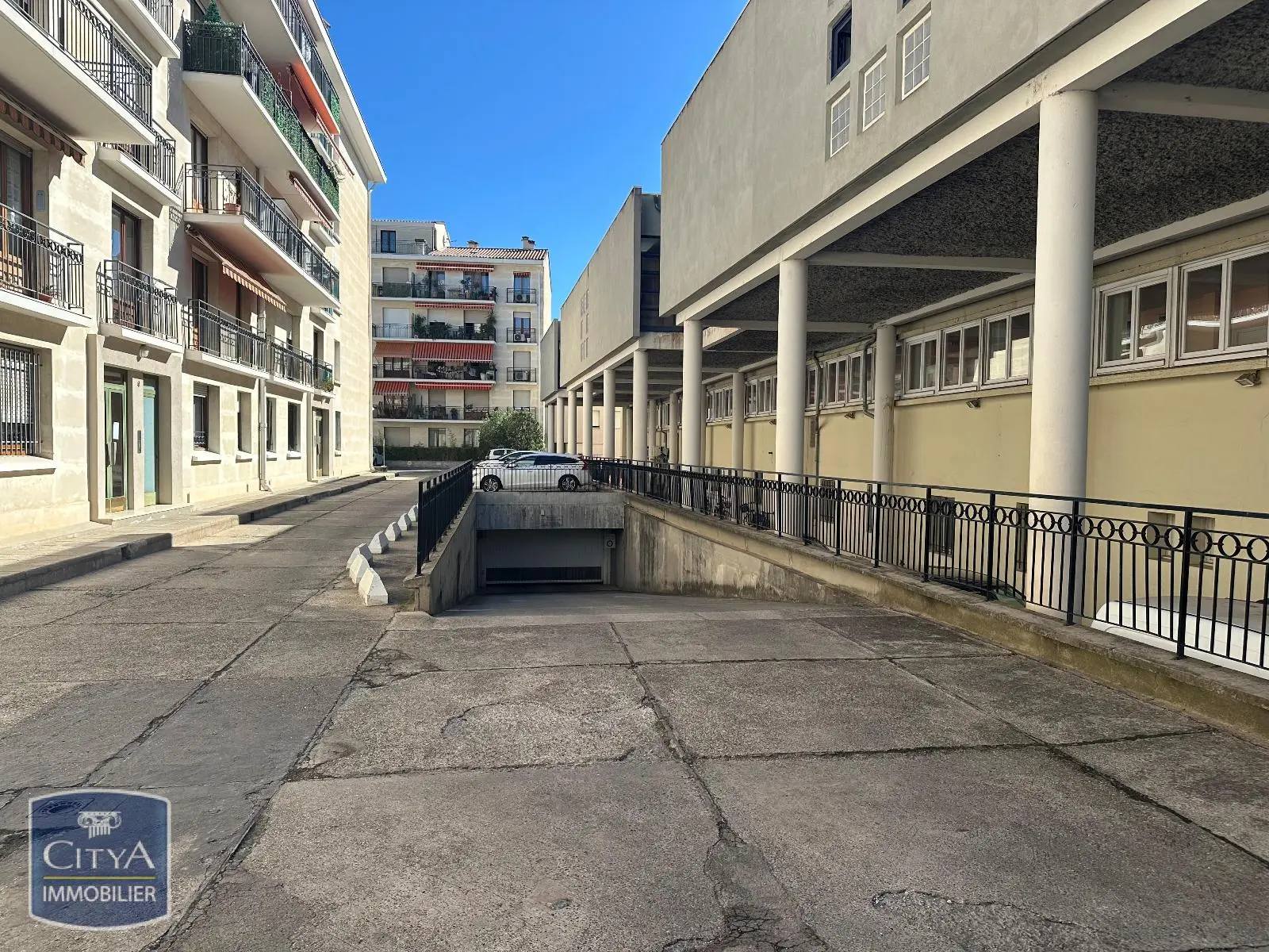 Photo 4 Parking
