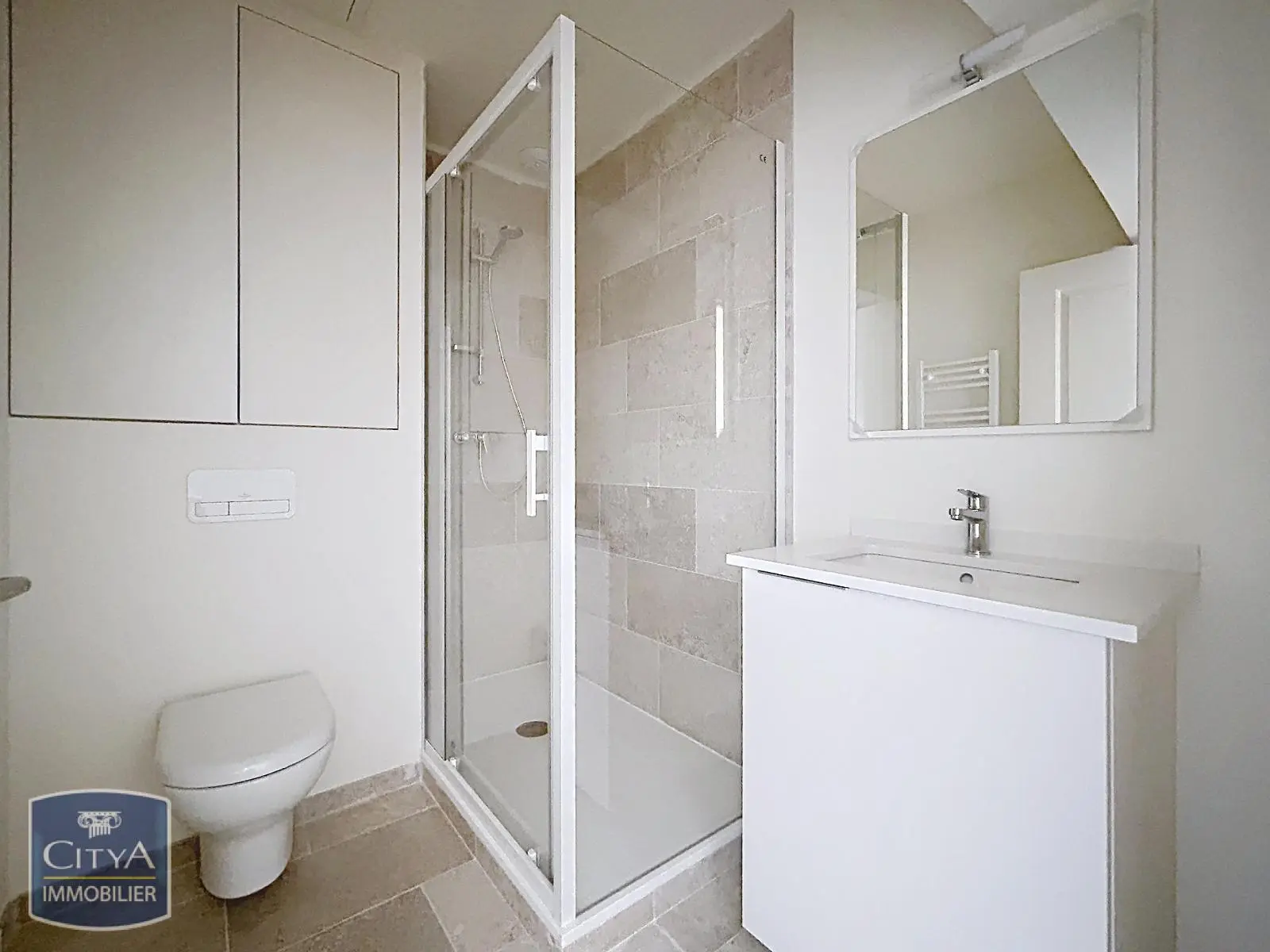 A LA LOCATION STUDIO AVEC DOUCHE MODERNE