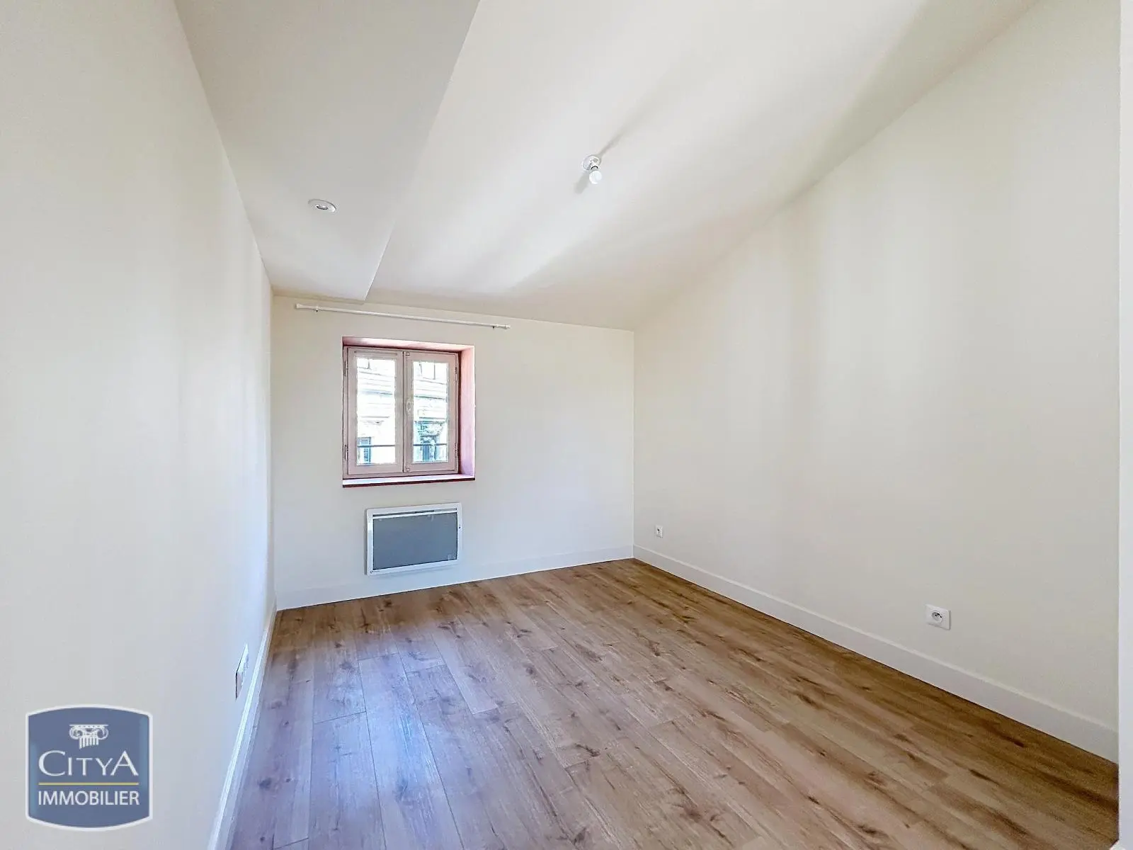 EXCLUSIVITE - A LOUER - NIMES - APPARTEMENT 4 PIECES RENOVE - CENTRE-VILLE - PROCHE FEUCHERES ET ARENES