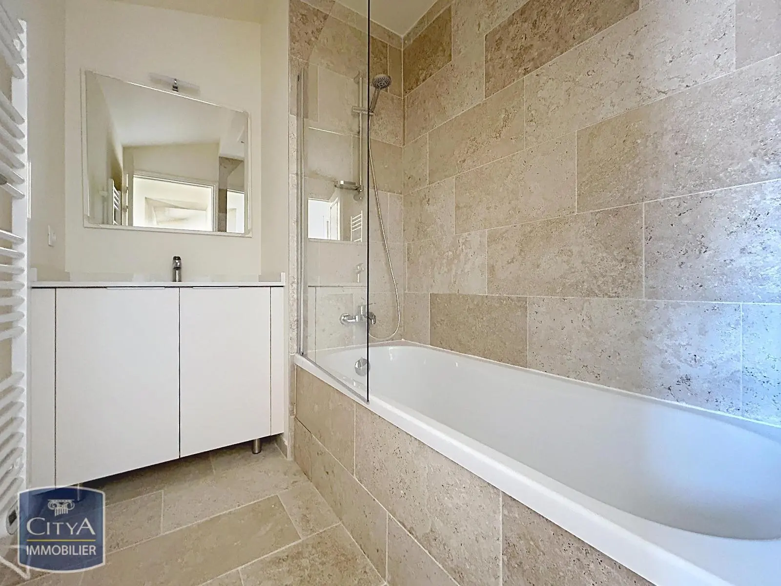 EXCLUSIVITE - A LOUER - NIMES - APPARTEMENT 4 PIECES RENOVE - CENTRE-VILLE - PROCHE FEUCHERES ET ARENES