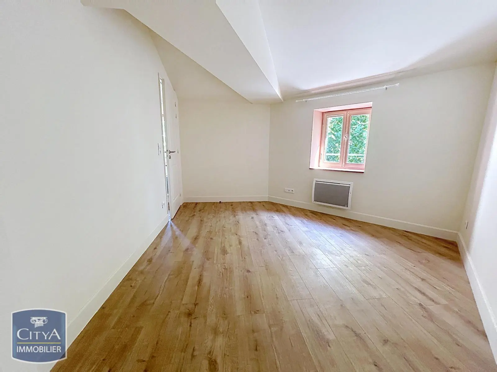 EXCLUSIVITE - A LOUER - NIMES - APPARTEMENT 4 PIECES RENOVE - CENTRE-VILLE - PROCHE FEUCHERES ET ARENES